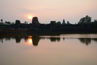 夕阳下的古建筑湖景倒影