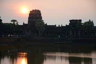 夕阳下的吴哥窟古迹