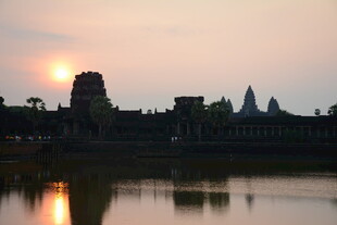 夕阳下的吴哥窟倒影