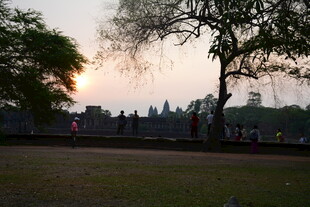 黄昏下公园的悠闲景象