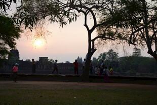 夕阳下的公园休闲场景