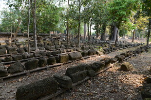 古老废墟中的石堆遗迹