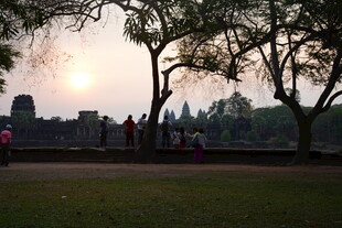 黄昏下的古老建筑与树木