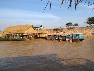 河畔村落的水上生活景象