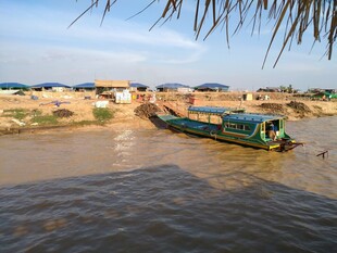 河边停泊的多彩船只