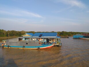 水上人家的宁静生活场景
