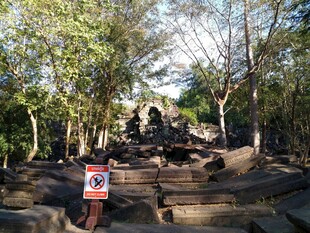 游客漫步古老石阶景观