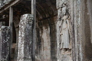 古老石柱上的精美雕刻