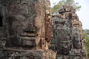 吴哥窟巨型石雕佛像