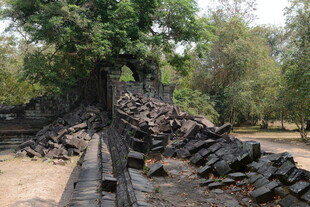 古老废墟遗迹展现历史沧桑