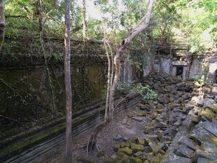 林间石砌水渠景观