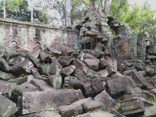 废墟中的石块堆积场景