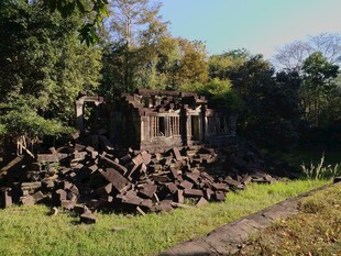 古老废墟隐匿于绿意之中