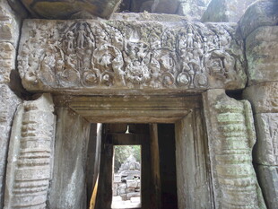 古老石质建筑门洞