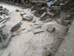 地面散落的石块杂物