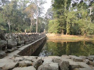 古老石桥旁的静谧水域