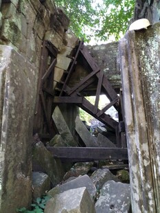 废弃石屋中的破旧木梯