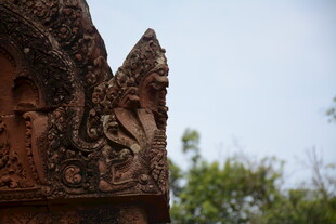 古老雕刻建筑一角