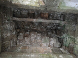 古老地下洞穴内部景象