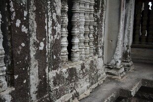 古老斑驳的寺庙石柱