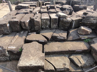 古老石砖堆 尽显岁月痕迹