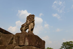 古老石狮屹立于建筑之上