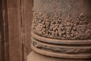 柬埔寨古老石柱上的精美雕刻