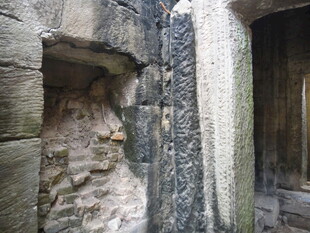 柬埔寨古老石砌建筑门洞