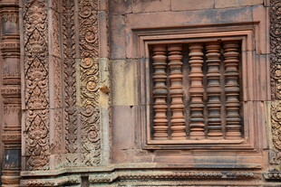 柬埔寨古老建筑雕花窗户细节