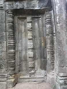 柬埔寨古老石质门建筑细节