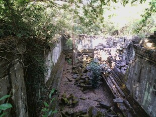 柬埔寨荒废小巷中的杂乱景象