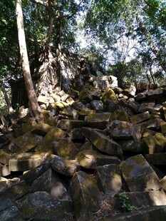 柬埔寨山林间的嶙峋岩石景观