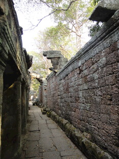 柬埔寨古巷砖墙 静谧的岁月痕迹