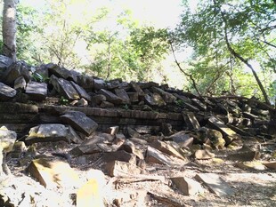 柬埔寨古老石堆遗迹