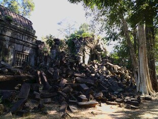 柬埔寨古老废墟中的神秘石堆遗迹