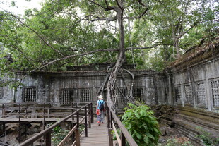 柬埔寨吴哥窟古遗迹中的游人漫步