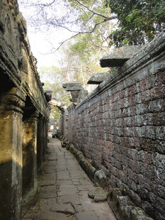 柬埔寨古老石巷 尽显历史韵味