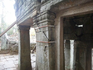 柬埔寨古老寺庙建筑内部一角