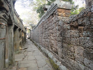 柬埔寨古老石巷 岁月斑驳的印记