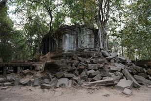 柬埔寨古老废墟中的神秘石建筑