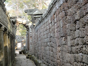 柬埔寨古老石墙间的幽僻小巷