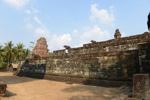 柬埔寨古老石墙与远处建筑景观