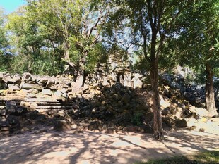 柬埔寨古老遗址中的斑驳石堆