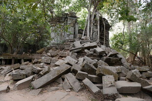 柬埔寨古老废墟中的神秘石堆遗迹