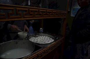 传统厨房场景中的烹饪器具