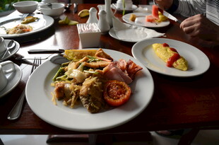 丰盛美味的西式早餐拼盘