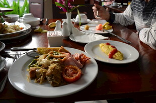 丰盛餐桌美食诱人场景