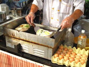 街头制作美味鸡蛋仔