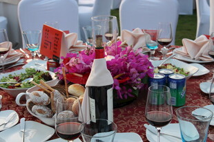 精致餐桌布置与美食美酒