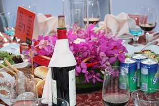 精致餐桌布置与多样饮品